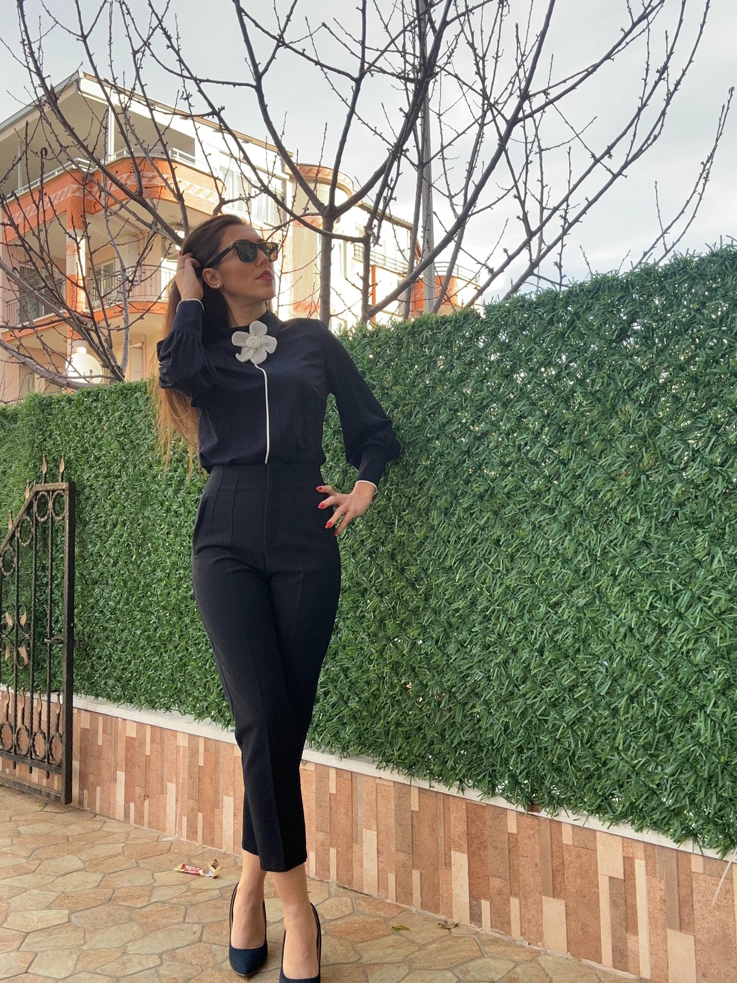 Yakası Çiçek Aksesuarlı Biyeli Lacivert Bluz - Lagün Moda