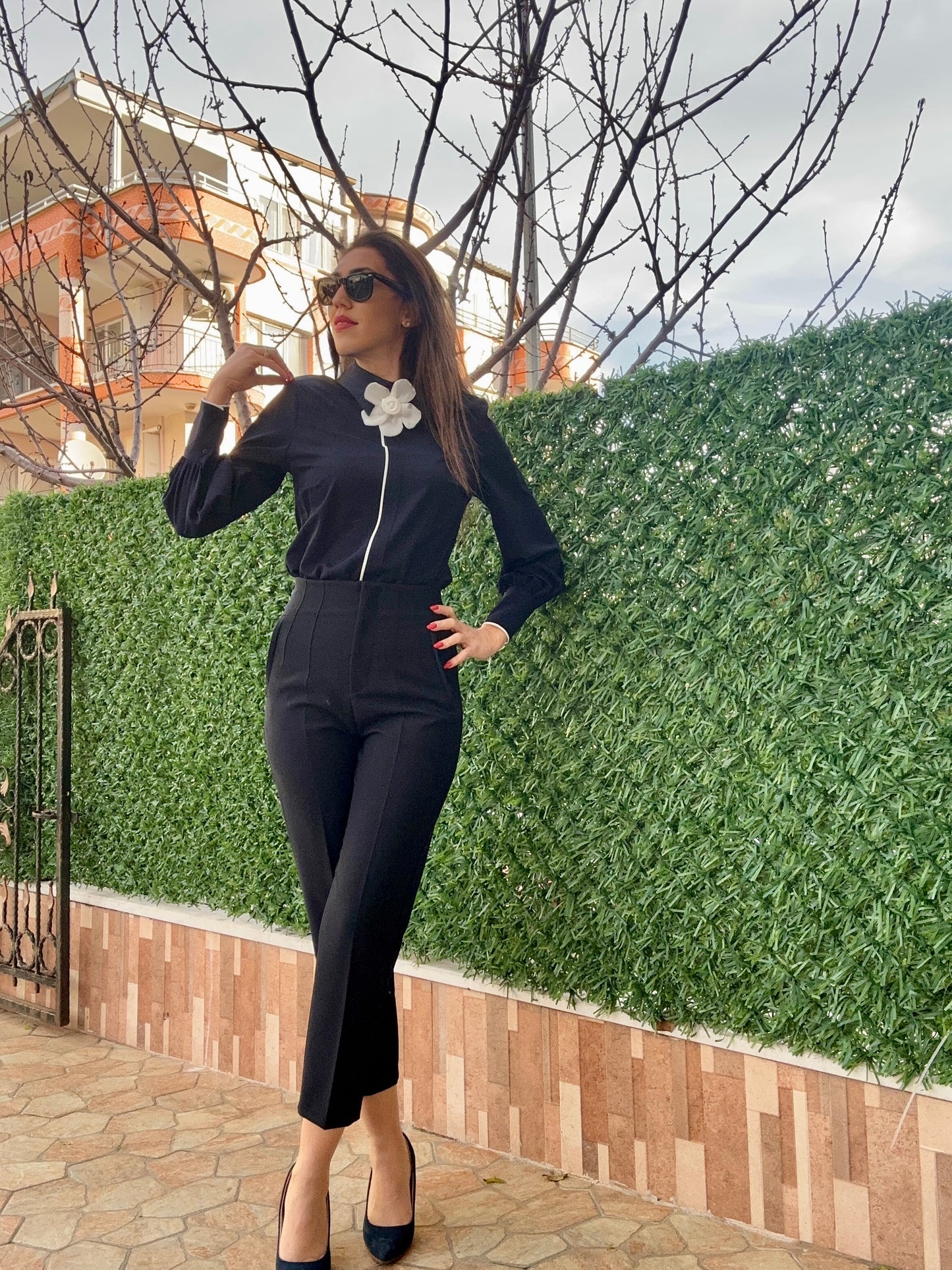 Yakası Çiçek Aksesuarlı Biyeli Lacivert Bluz - Lagün Moda