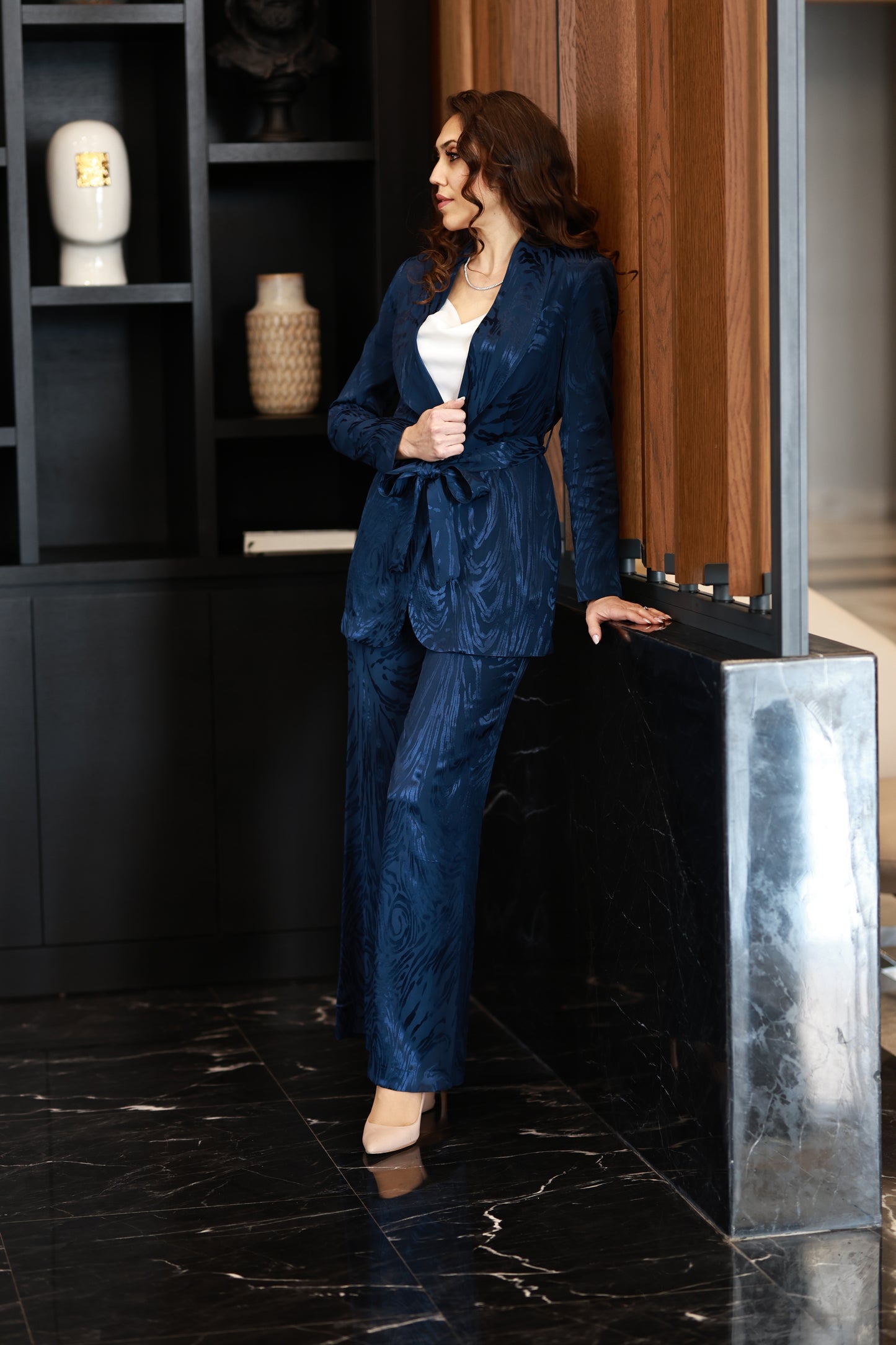 Yüksek Bel Kendinden Desenli Saten Lacivert Pantolon