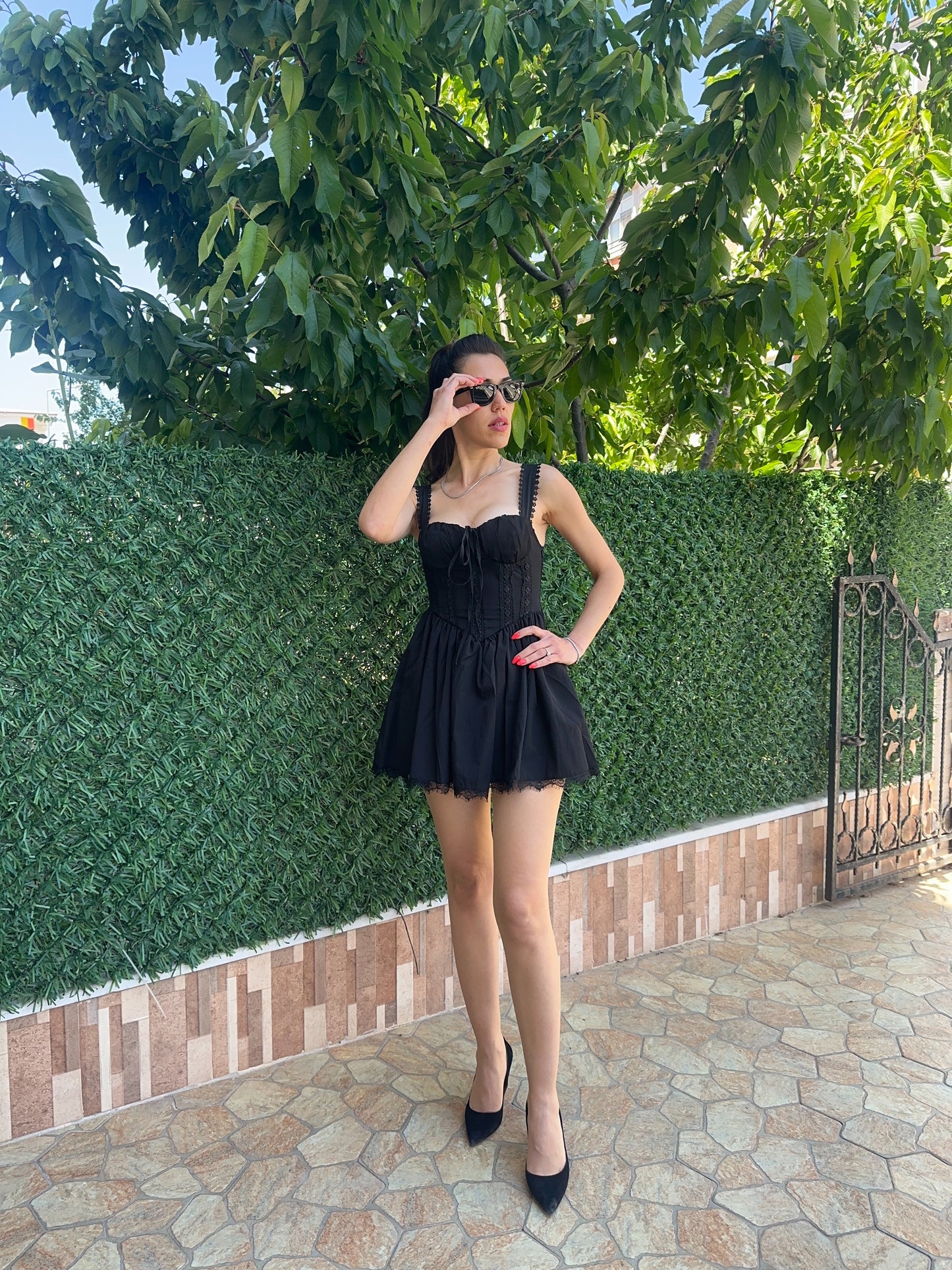 Dantel ve Korse Detaylı Siyah Mini Elbise