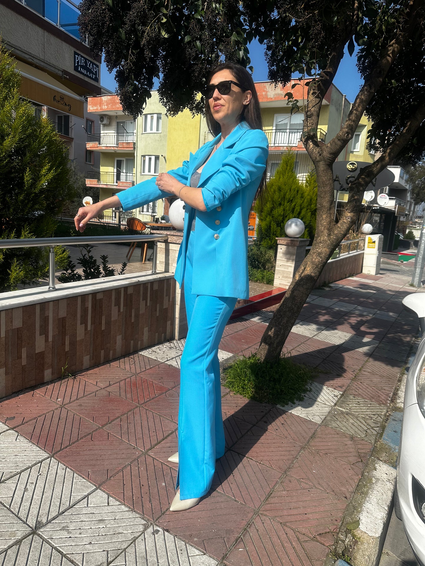 Paça Yırtmaç Detaylı Mavi Pantolon